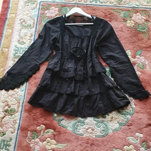 Super fin volongklänning  - Säljer en söt och sexig linen vologoklänning klänning som är I mycket bra skick och användade 2 gång. Säljer den eftersom den är kort på mig och passar någon av 160_ 64 cm om du vill inte ha den mer kort.klännigen är fri stk och passar xs- _ m. Klänningen had ingen volong på bakom.