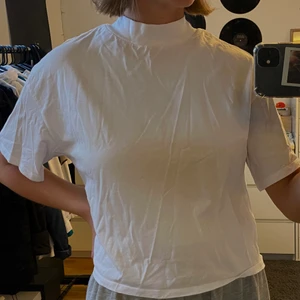 vit t-shirt  - vit crewneck t-shirt från Monki i strl S, väldigt bra basplagg med lite classy detalj med kragen. frakt tillkommer 💫