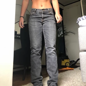 grå lågmidjade jeans - skitsnygga lågmidjade grå jeans. dem är lite långa på mig som är 164.💕om intresse av fler blir det budgivning. frakt ingår ej
