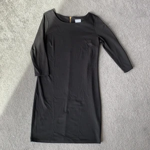 Fin klänning från VILA i stl XS - Svart knälång klänning från VILA med snygg synlig dragkedja i guld i ryggen. Stl XS. Använd vid ett tillfälle, fint skick. Djur- och rökfritt hem