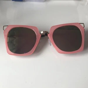 Solglasögon  - Dom är inte använda så mycket, ca 5 gånger har jag använt dem.  Ny pris 20kr 