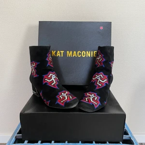 Kat Maconie - Klackskorna från Kat Maconie i st 36. Använt en gång och känt det var inte min stil! Så den är helt ny. Minns inte exakt vad priset var men det var någonstans över 2000. Frakt ingår🌞