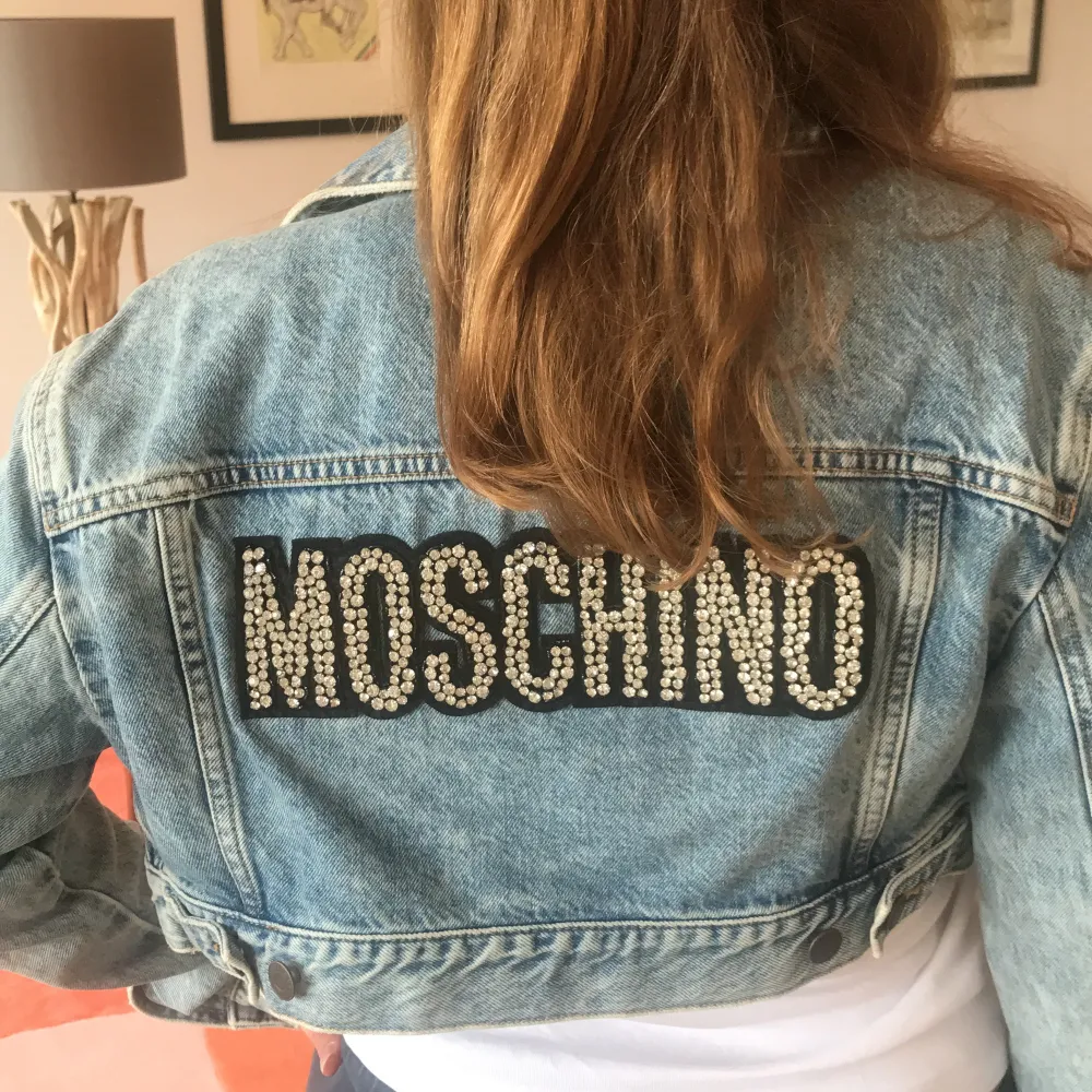 Kort Moschino jeansjacka, HMs designsamarbete. Aldrig använd. Lappar sitter kvar. Nypris 1000 eller mer. Minns ej riktigt, står ej på lappar. Köparen står för frakt.. Jackor.