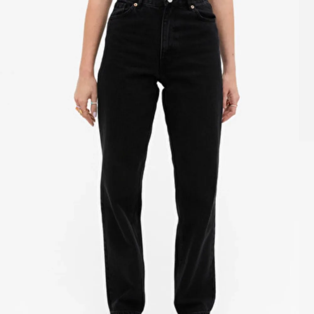 Svarta raka jeans från monki i modellen Taki, i fint skick. Säljer då de inte kommer till användning 💙💙. Jeans & Byxor.