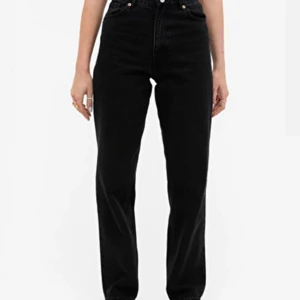 Taiki straight leg black jeans Monki  - Svarta raka jeans från monki i modellen Taki, i fint skick. Säljer då de inte kommer till användning 💙💙
