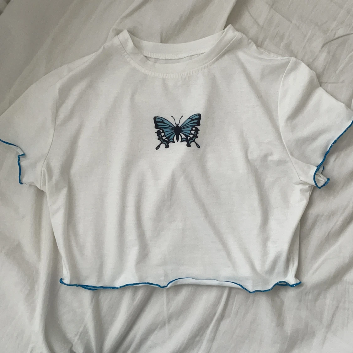 Croppad tröja med fjäril  - 90