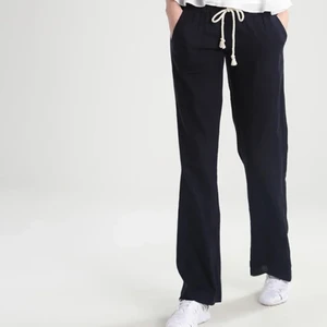 Linnebyxor  - Säljer dessa trendiga linnebyxor från märket Roxy då jag växt ur storleken. Dessa är i stl S, men sitter mer som xs runt ben/höft/rumpa. Inköpta maj 2021, så fortfarande i bra skick✨nypris 549 kr