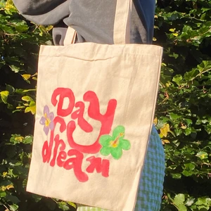 Tote bag🌺🐬🥥😋🍏🍌 - Handmålad smutsvit färgad tygväska, trendig, unik och ger outfiten det där extra. Färgen fungerar i tvätten. Frakt ingår i pris!! Kontakta mig vid ev fler bilder