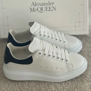 Alexander Mcqueens - Säljer mina nästan helt nya Alexander mcqueens skor, nyskick & riktigt snygga till allt. Säljer på grund av att jag har köpt fel storlek. Pris kan diskuteras men inga skambud då dom är i perfekt nyskick. 👟🤍 stl 40 men passar 41 med. 