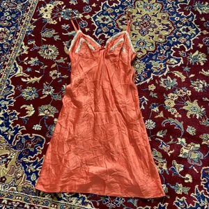 Spetsklänning - Såsåså fin klänning med spets upptill men använder ej💖 köpt för 250kr så säljer för 100! Står storlek 40 men skulle säga 38