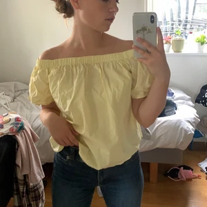 Blus från hm - Gul of-shoulder Blus från hm i storlek 34. Jätte fin till sommaren. 