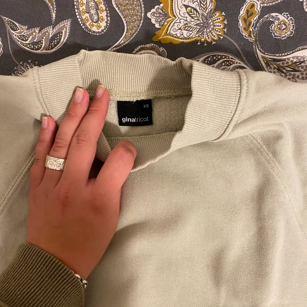 En skitsnygg pistage färgad sweatshirt från ginatricot i str XS. 100kr + fraktkostnaden. Tröjor & Koftor.