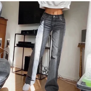 Zara jeans  - Säljer dessa super snygga Mid rise jeans från zara då dom är förstora på mig. OBS lånade bilder❤️ dom är väldigt långa men meningen att man ska kunna klippa efter sin längd❤️❤️dm för frågor! Buda eller KÖP DIREKT för 500 + frakt