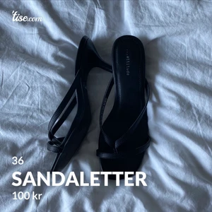 Sandaletter - läs texten i min bio innan ni skickar massa frågor! snabba, direkta och krångelfria köp prioriteras! säljer ut massa från min garderob till ett billigt pris, pruta ej! fast fraktpris! önskar du däremot köpa flera av mina kläder kan jag skicka detta i samma paket för fraktpriset av en! 