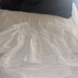 Lager 157 topp storlek M❤️ - Säljer denna fina toppen från lager 157 för att den är förstor för mig,jätte fin och är knappt använd❤️ Den är lite genomskinlig men om man har ngt svart, grått, bärst eller vitt under så är det lugnt 💕