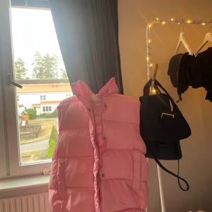 As snygg rosa väst - Sjukt snygg bäst sitter så fint på använd ändrat 1 gång inga defekter 