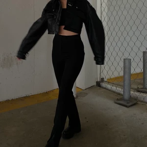 Kostymbyxor nakd - Säljer dessa otroligt snygga kostymbyxorna från nakd då de blivit en aning stora för mig. De är storlek 34 men sitter mer som en 36. Som nya! 🌸