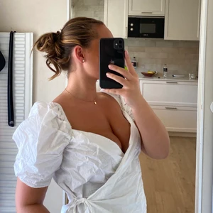 Vit blus i strl M - Vit blus från H&M. Använd en gång.