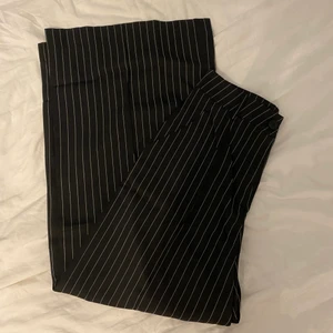 randiga kostymbyxor - ett par randiga, wide leg kostymbyxor som är helt oanvända, går hela vägen ner på mig som är 174cm 💕