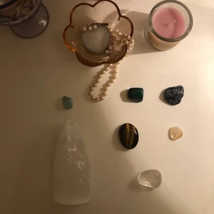 Kristaller  - Lite blandade kristaller som är redo för en ny ägare, Det finns bergskristall, selenit torn, malakit, akvamarin, tigeröga, snöobsidian och citrin. Alla kristallerna är köpta från kristallbutiker här i Sverige och är äkta. Tänker mig runt 80 kr för selenit tornet och resten för 35 kr styck, bilden blev lite mörk jag kan skicka fler bilder privat om så önskas 