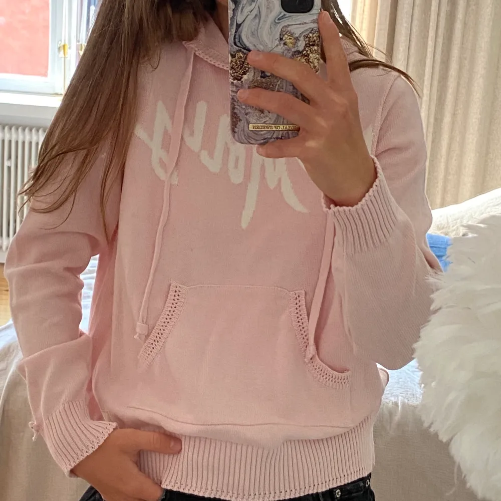 ”Hey Baby Hood Sweater” från Odd Molly. Ljusrosa. Aldrig använd. Nypris 1495. Storlek 0 (XS) men passar mig som brukar ha S.. Tröjor & Koftor.