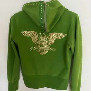 HOODIE NITAR - Världens snyggaste huvtröja med nitar. Passar en S/M och är i jättefint skick! Fastpris 300 + frakt 💕💕