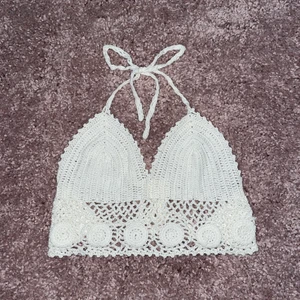Virkad Topp - Virkad vit topp som har justerbara band vid både rygg och nacke. Skulle säga att toppen passar storlek XS/S då banden är justerbara. Det är bara att höra av sig vid frågor eller intresse! 🤍