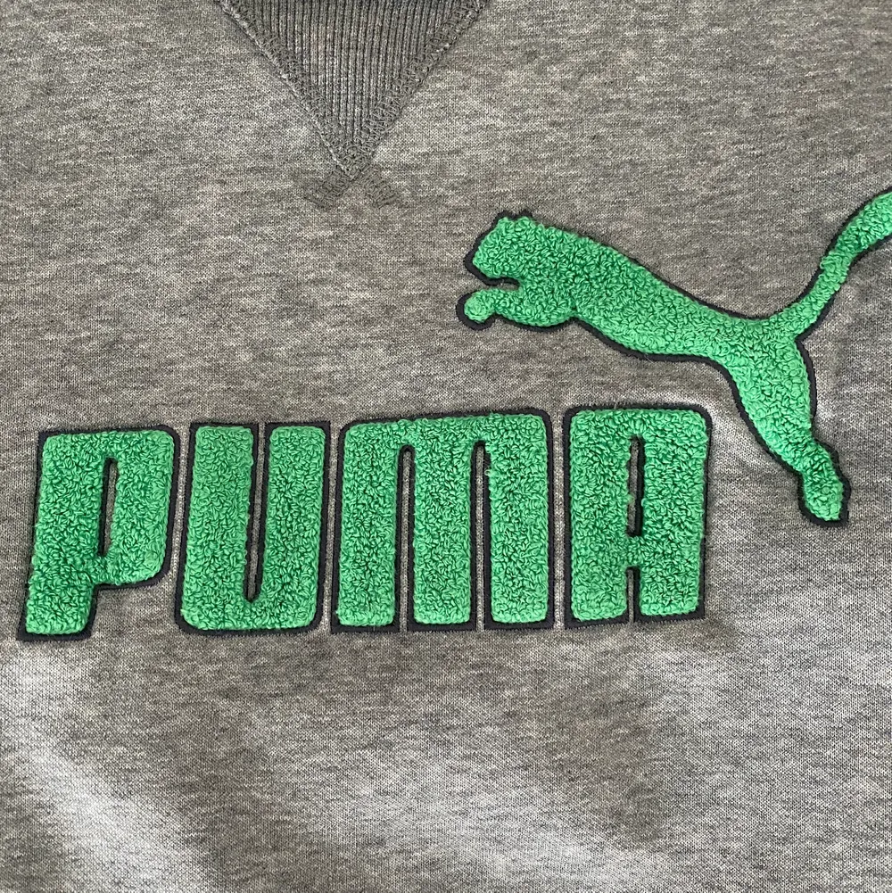Snygg puma-sweatshirt i storlek L men sitter mer som en M. Jättebra skick, 120 + frakt 💕💕. Tröjor & Koftor.