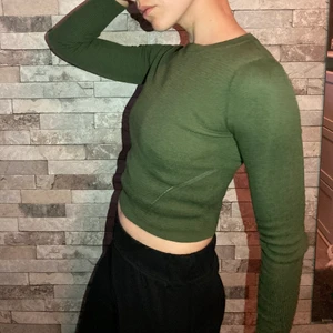 mossgrön långärmad crop top - långärmad crop top från H&M, använd men hel och ren. 