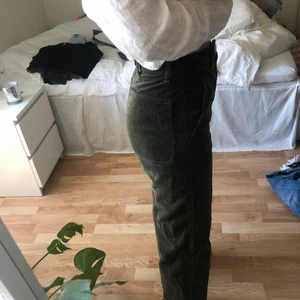 Manchester byxor Zara - Ett par militärgröna manchesterbyxor från Zara. Byxorna är aldrig använda och i nyskick💚🤎