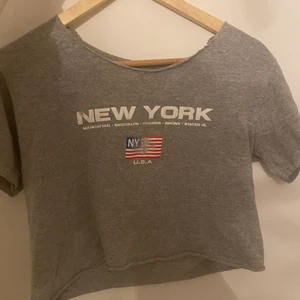 New York magtröja - Vet inte varifrån tröjan är då jag fått den. Assnygg och unik magtröja, står inte storlek men skulle säga att den passar s/m, stretchig och skönt material.⚡️⚡️⚡️(köpare står för fraktkostnad)