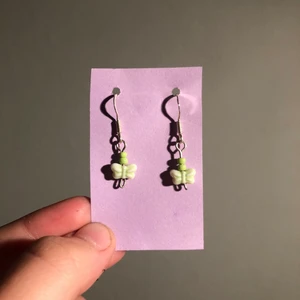 Jättefina handgjorda örhängen - Jättefina handgjorda örhängen (1 exemplar) först till kvarn buda från 45