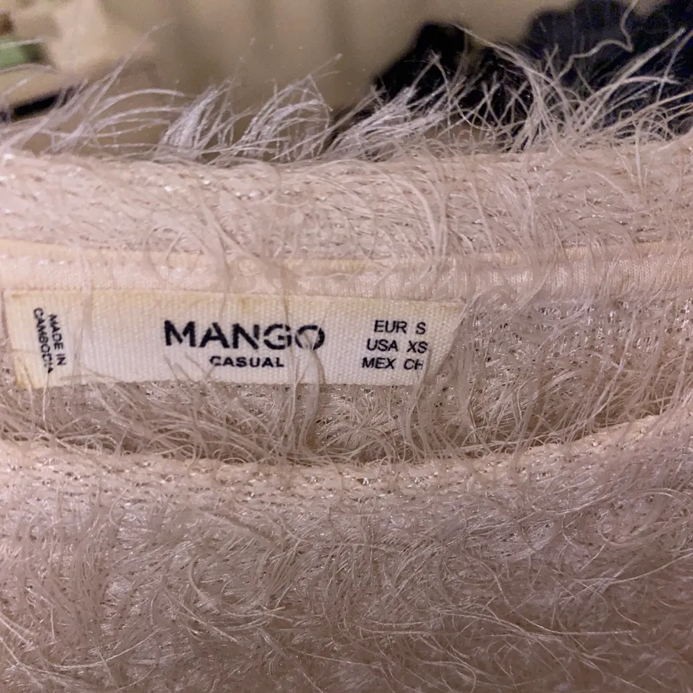 Lurvig och mysig beige/vit tröja från mango. Perfekt senare till hösten när det börjar bli kallt🥶🥶. Är i bra begagnat skick, köpt från en sida på instagram, storlek s/36. Kliar inte och är väldigt skön☺️☺️. Tröjor & Koftor.