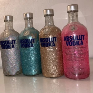 Tomma vodka flaskor  - Tomma absolut vodka flaskor alla är 100kr styck 