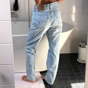 Vintage Levis jeans högmidjade. Strorleken har suddats ut men det är en storlek M och sitter såhär på mig som är en strl S och 173 cm lång🧘‍♀️. Mått- midja 41, innerbens längd 79🌸