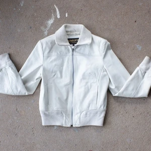 🤍Skinnjacka🤍 - Vintage jacka i skinn från Amoress (svenskt märke). Fin kvalitet, den skulle bara behöva tvättas (för att få bort gulnader från tygdelarna) för att få toppskick! Jag har S! Frakt tillkommer 🍯