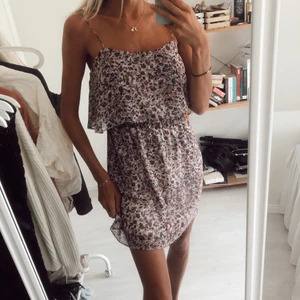 Klänning Mango - Rosa/ lila blommig klänning