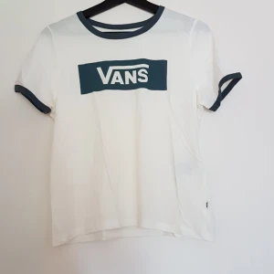 Vans t-shirt - Vans t-shirt. Vit med blåa detaljer. Oanvänd.