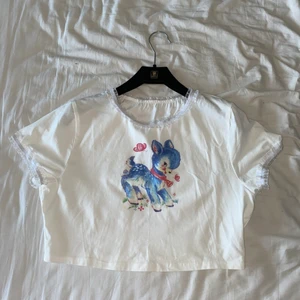 🌸Gullig tröja🌸 - Köpte denna från yesstyle förra året men har bara använts en gång❣️ Storleken är en M och passar jättefint, kan vara lite riffsig pågrund av spetsen 🥰