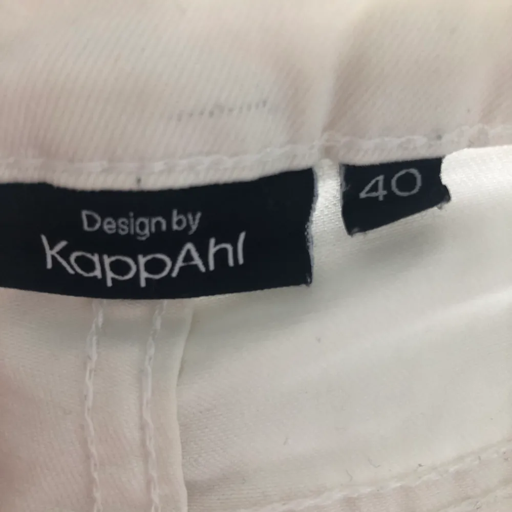 Säljer ett par vita byxor som är i storlek 40 men sitter som 34/36 , endast testade 💫 #kappahl #lågmidjade . Jeans & Byxor.