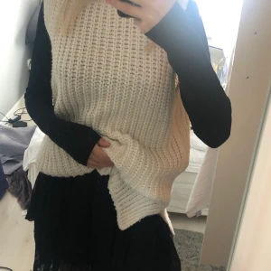 Stickad väst - Väldigt fin stickad väst som tyvärr inte har kommit till användning för mig! Det är storlek s men skulle säga att den passar xs-m. Säljer för 85kr+frakt💞