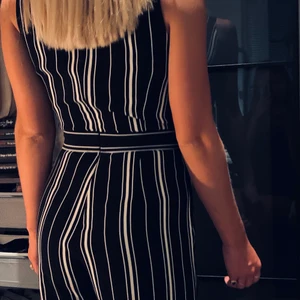 Byxdress  - En lång blå/vit randig byxdress i storlek S men skulle också säga att den passar XS. Nypris 599kr men säljer för 99kr.