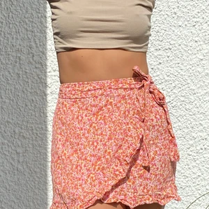 Flower skirt - Passar bra till dig som bär st 36!