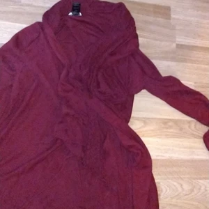 Mörk röd kofta - Säljer en röd/vinröd kofta. Mycket mjuk och har lite spets på.  Storlek XL från Ellos.