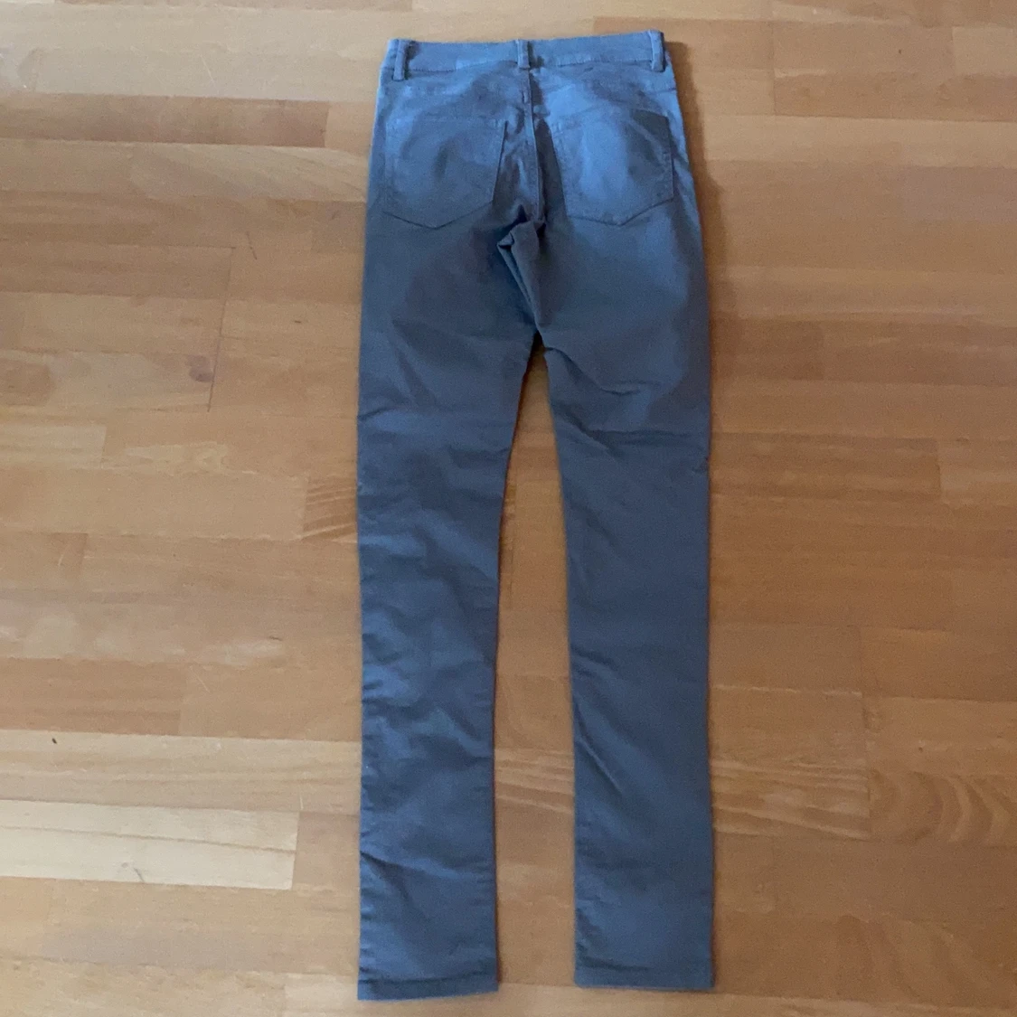 Ljusgråa jeans  - 90