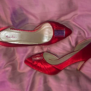 Röda klackskor - Måste bara börja med att säga att dom här skorna e skitfina men dom kommer tyvärr inte till användning:/ knappt använda och ser helt oanvända ut. frakt tillkommer.