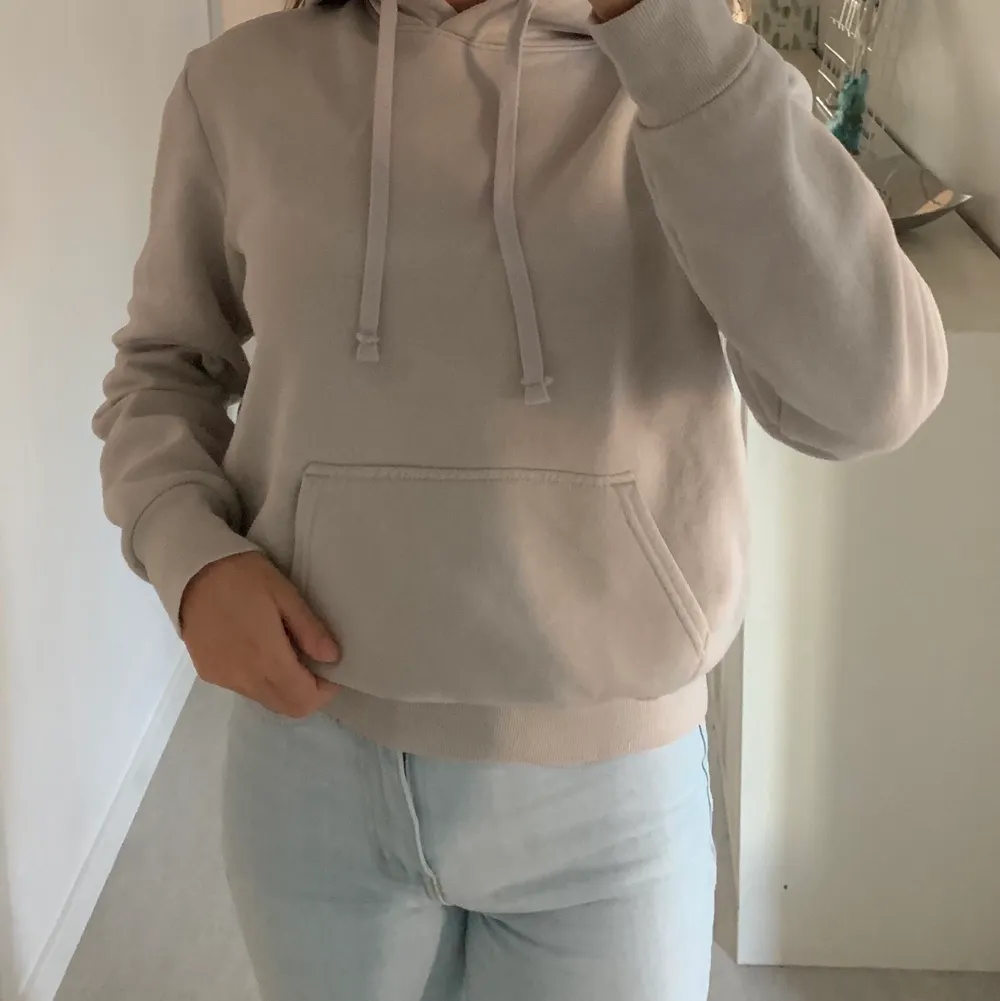 Beige hoodie från H&M i stl S. Frakt ingår ej i priset . Hoodies.