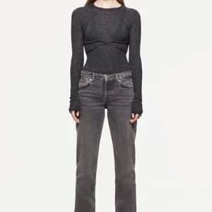 POPULÄRA JEANS ZARA GRÅ - Säljer mina populära jeans från ZARA i stolek 38 (brukar ha 34 eller 36, men dessa är små i storleken). Buda från 400kr, och avslutas fredag 6/8 kl21:00. Pris + frakt (66kr). Använt va 5 ggr. 