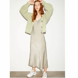 Klänning - Säljer denna snygga klänningen då den tyvärr inte kommer till så mycket användning :( 🧡120kr + frakt🧡