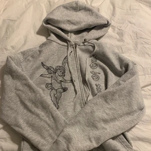 One of one hoddie - Säljer nu min fina one of one hoddie då den inte kommer till sån stor användning, jättefin och passar till allt. Alla ”stenar” kvar buda i kommentarerna. Avslutar budgivningen imorn onsdag 11 augusti 